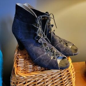 Eric Michael, 40 (81/2-9), Navy Suede